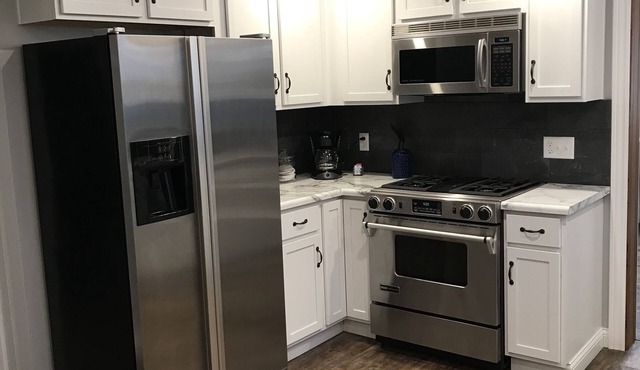 3 Bedroom Home - walking distance to Grand Lake