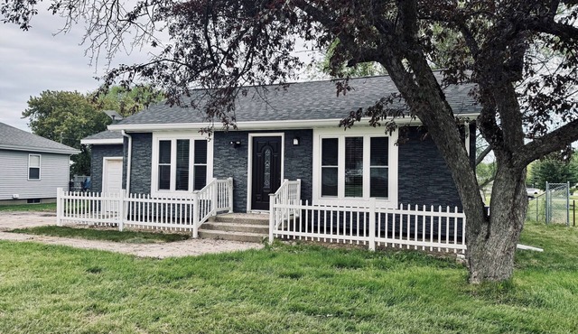3-bedroom townhome in soothing Watervliet with AC comfort