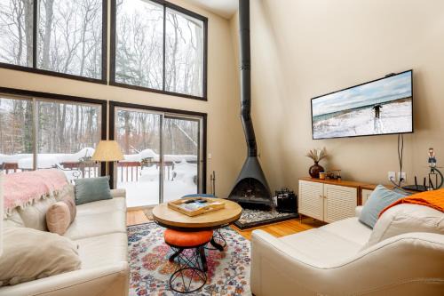 3Br 2Bath Midcentury Ski Chalet with Hot Tub & Kids' Loft in Cedar