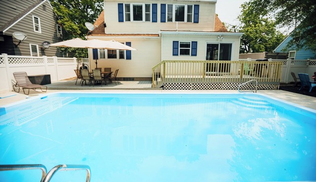 4-bedroom in-ground pool 10 minutes to Downtown Grand Rapids and GRR Airport