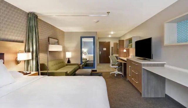 4 Sleek Studio near Downtown Grand Rapids | Daily Hot Breakfast & Free Parking