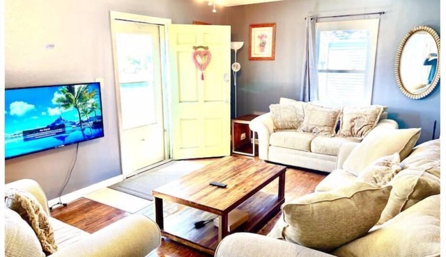 5 bedroom 2 bathroom house, Walk to Notre Dame, safe area