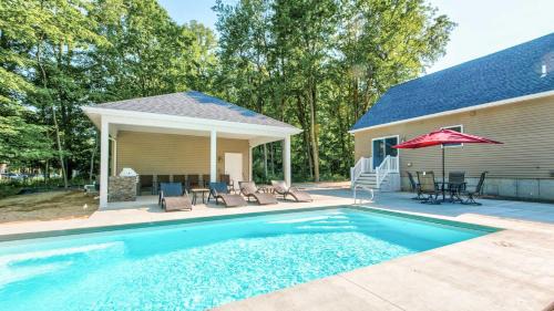 6 Bedroom w/Swimming Pool, Fire Pit & Home Theater - Walk to Beach