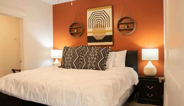 9 Miles to Downtown | 1000Mbps | King bed | W/D
