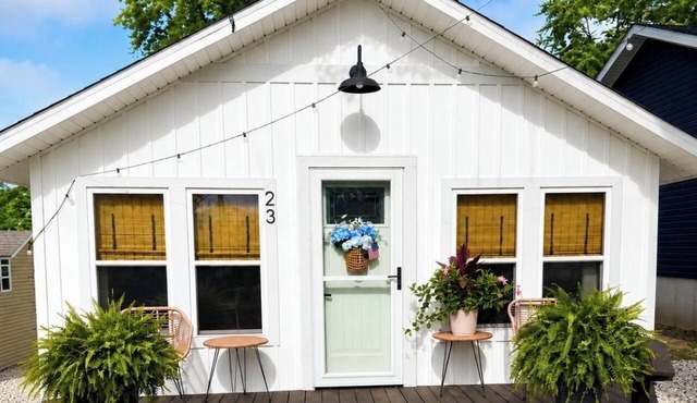 Adorable 2-bedroom cottage with lake access to Big Barbee