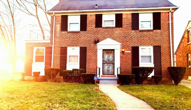 Adorable 3 bedroom with large backyard great for family fun