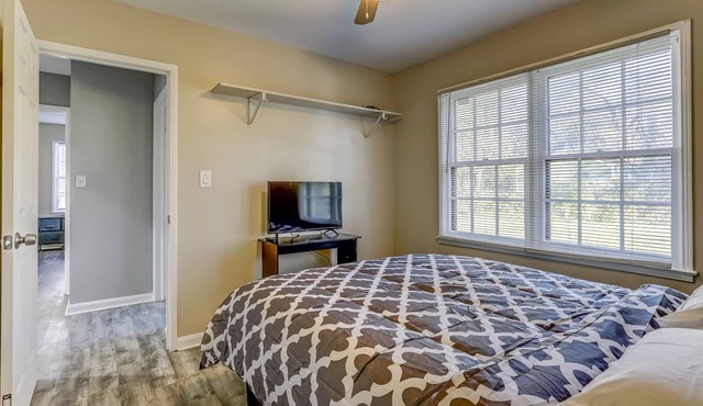 All Inclusive 2 Bedroom Home Near Downtown