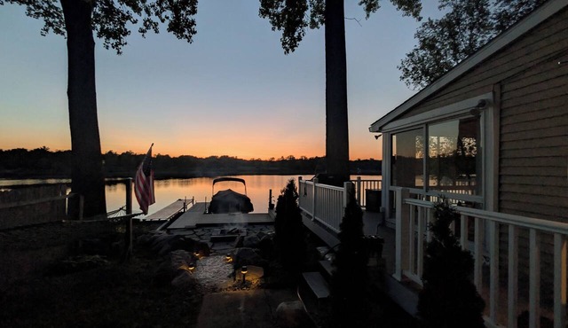 All Sports Lakefront Sunset w/Deck, Firepit, Dock