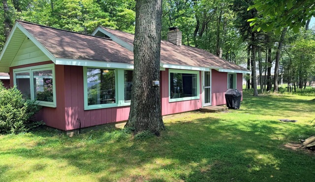 Amazing 3-bedroom cabin in charming Montague