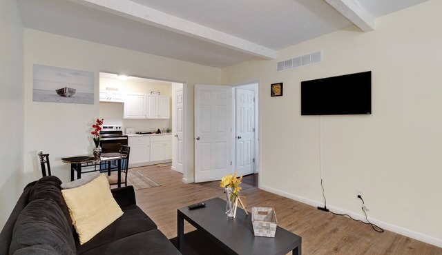 Amazing Centrally Located Apt Combo Near Uc, Hospital And Zoo! 2 Bedroom Apts by Redawning