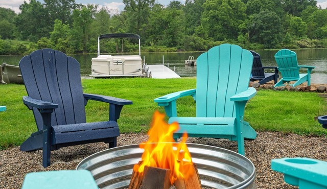 Anchors Away: Modern Irish Hills Lakefront w/Beach, Dock, Kayaks, Cornhole
