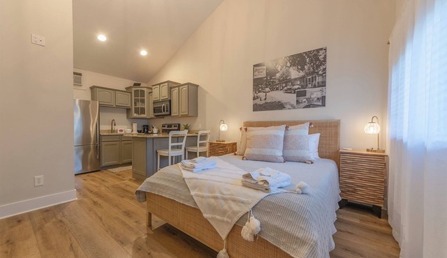 Arrowhead #4 - Walking distance to downtown Saugatuck, Updated studio