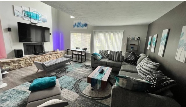 Azure Tri-Level Vaulted Luxury Loft Home Sleeps 12