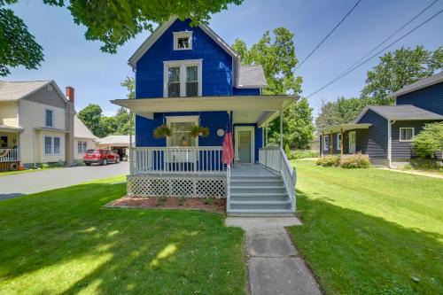 BBQ, Fire Pit & Yard: Family Home in Adrian