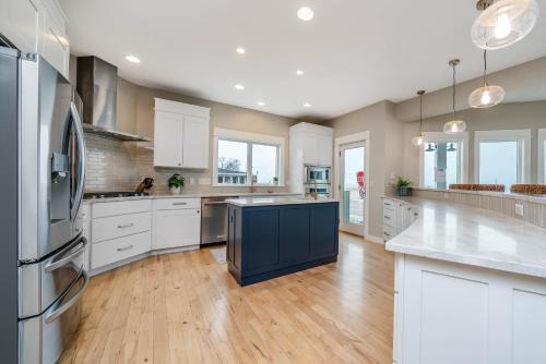 Beach Glass Cottage on North Beach w/Hot Tub - Unforgettable Views