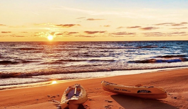 BEACH!, Lakefront Cottage, Huge Deck & Amazing Sunsets