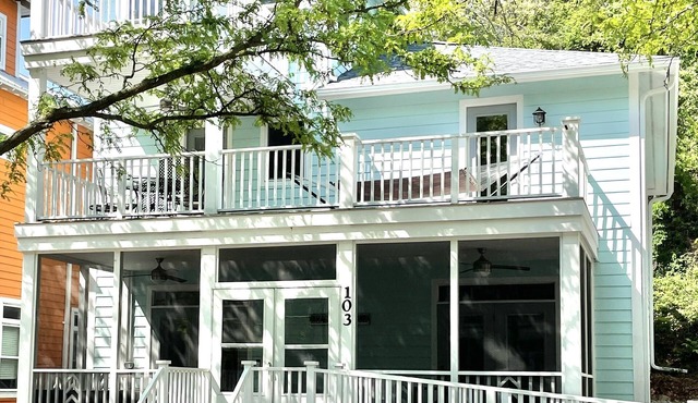 Beachwalk 6 Bed/4.5 Bath FAMILY Getaway - 3rd house from Lake Shore