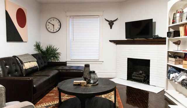 Beautiful Modern Downtown Kalamazoo Home- next to WMU and K College!