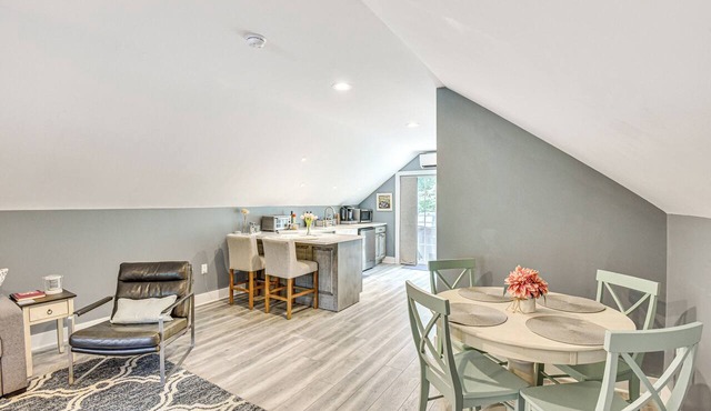 Benton Harbor Apt w/Balcony + Fire Pit
