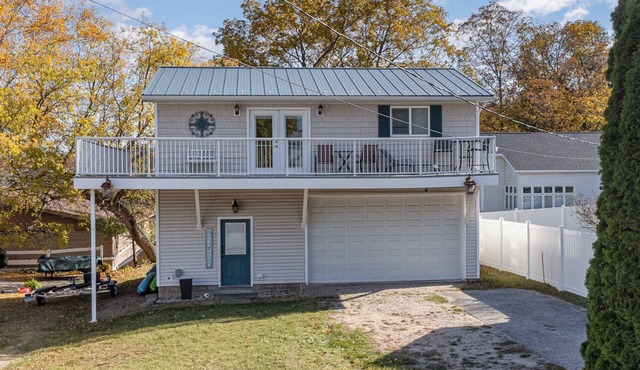 Beulah Apartment with Scenic Lake Views, Just 5 Minutes Away from the Beach!