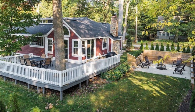 Big Red Cottage sleeps 8+ near Lake Macatawa
