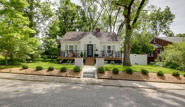 Bloomington Bungalow - Steps to Campus!