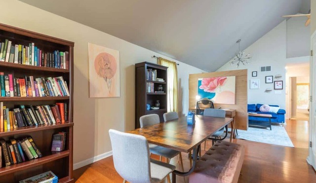 Blush Bungalow: Cozy Home Near Downtown Bloomington