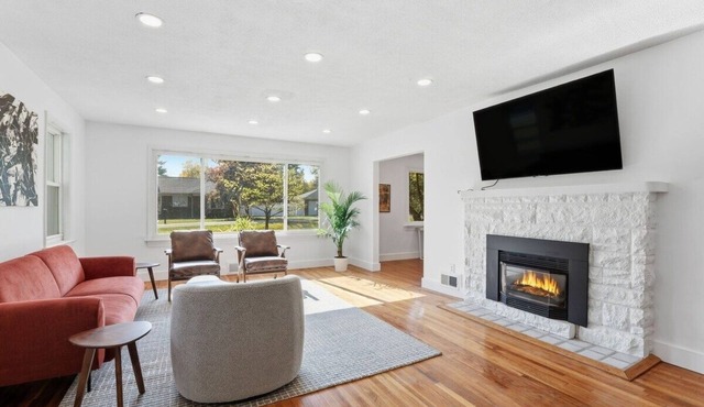 Centrally-Located | Modern Vibes | King Beds