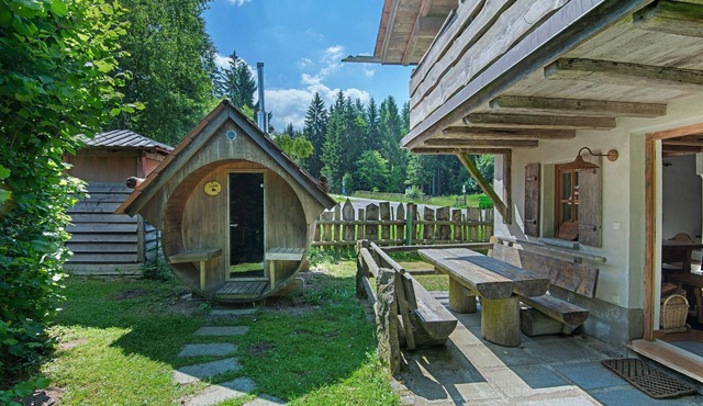 Chalet 'Tiny Hideaway' with Mountain Views, Private Terrace, and Private Garden in Sankt Englmar