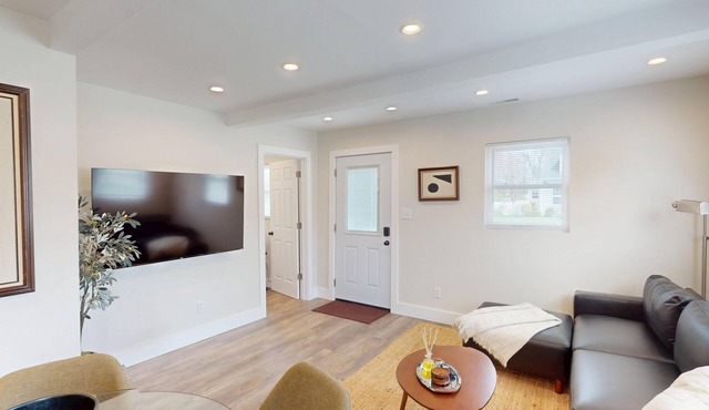 Charming 1BR loft w/2 twins, cozy reading nook, walking distance to IWU