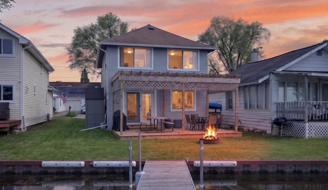 Charming 2-bedroom + Loft cottage Located on Center Lake- Sunset views