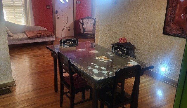 Charming 2-bedroom house in delightful Toledo with WiFi, AC, fitness room