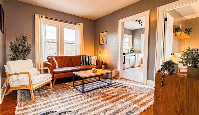 Charming 2BR Apt Close to Historic Mariemont, 15 Minutes from Cincy Downtown in Cincinnati