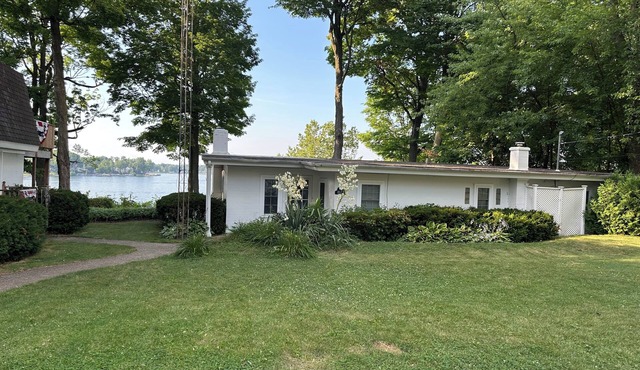 Charming 4-bedroom with views of Paw Paw Lake. Sleeps up to 10.