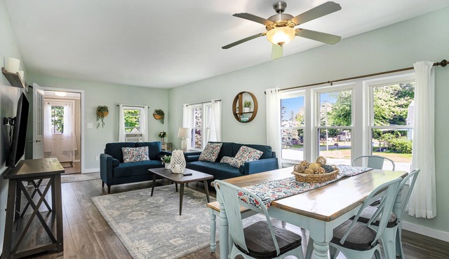 Charming South Haven Cottage - 5 minute to the beach!
