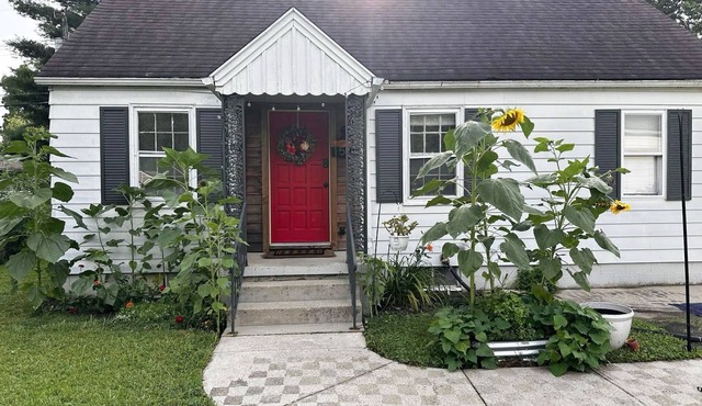 Checkers of Muncie: Vintage + Modern Charm: 9 Min to Ball State