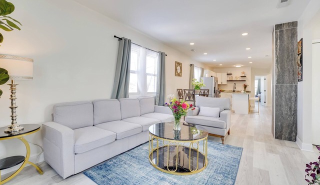 Chic Modern Apt w/Free Parking Near Dtwn Detroit