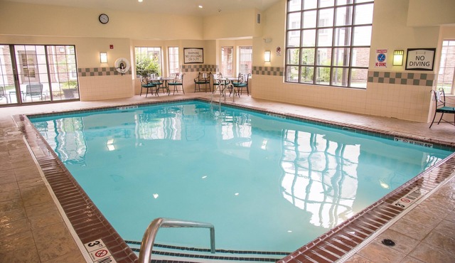 Chic Queen Studio | Kitchen, Free Breakfast & Pool