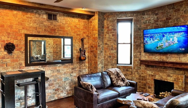 Chicago’s BEST location… Lincoln Park, Lake Michigan, Wrigley Field, and more!