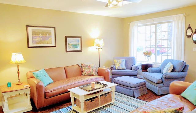 ~Come get Cozy at this Adorable Cottage near Restaurants, Wineries & Breweries~