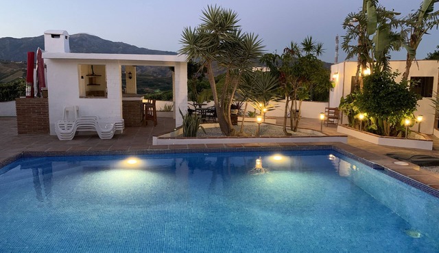 Comfortable studio in a country house with pool close to the sea in Benamocarra