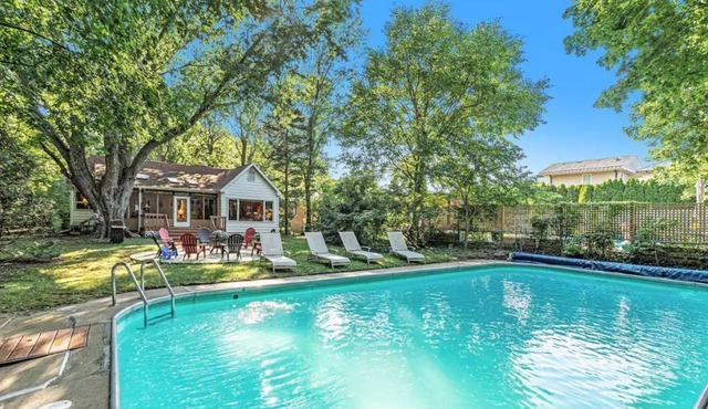 Comfy Cottage- Heated Pool, 1 Block to Beach! Lot's of space with 13 beds!