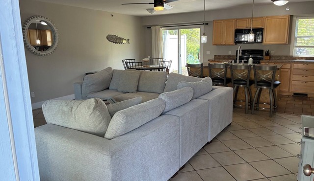 Condo with pool! 2 Bedroom- 2 Bath - Sleeps 6