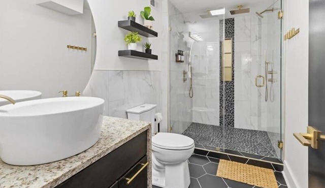 Corner Flat off Meridian - Walk Anywhere Downtown