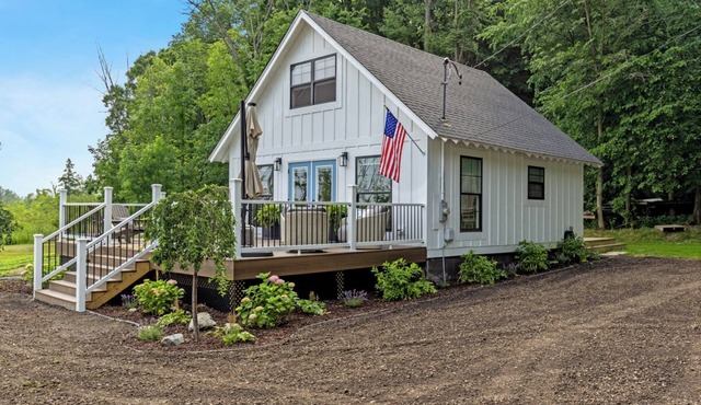 Cottage on the Lake w/pontoon! SUP boards, kayaks, hot tub, fire pit & fishing!