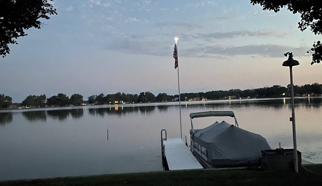 “Cozy 2-Bed Lakefront Cottage on Big Chapman Lake with Pier & Kayaks”