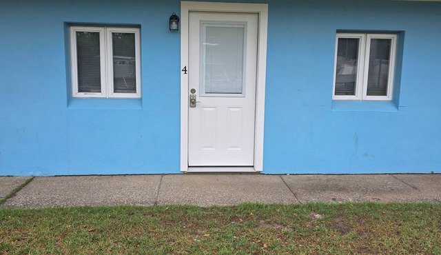 Cozy 2-bedroom cottage # 4 in beautiful Ludington with AC