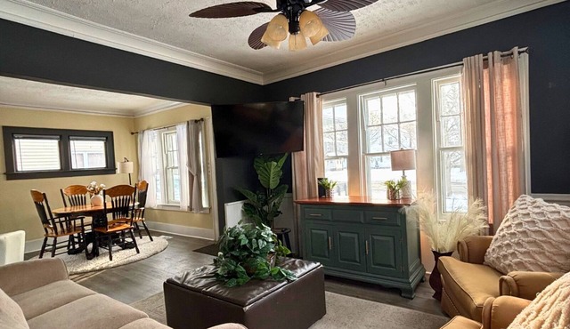Cozy 2 bedroom home-pet-friendly, fenced-in backyard near Downtown Grand Rapids