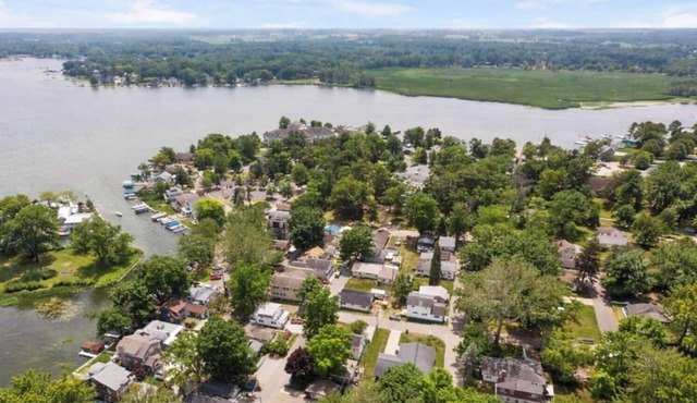 Cozy 3-bedroom hideaway 1 block from Lake Wawasee and Oakwood Resort