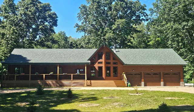 Cozy 4-bedroom cabin in beautiful Gobles with AC and charm
